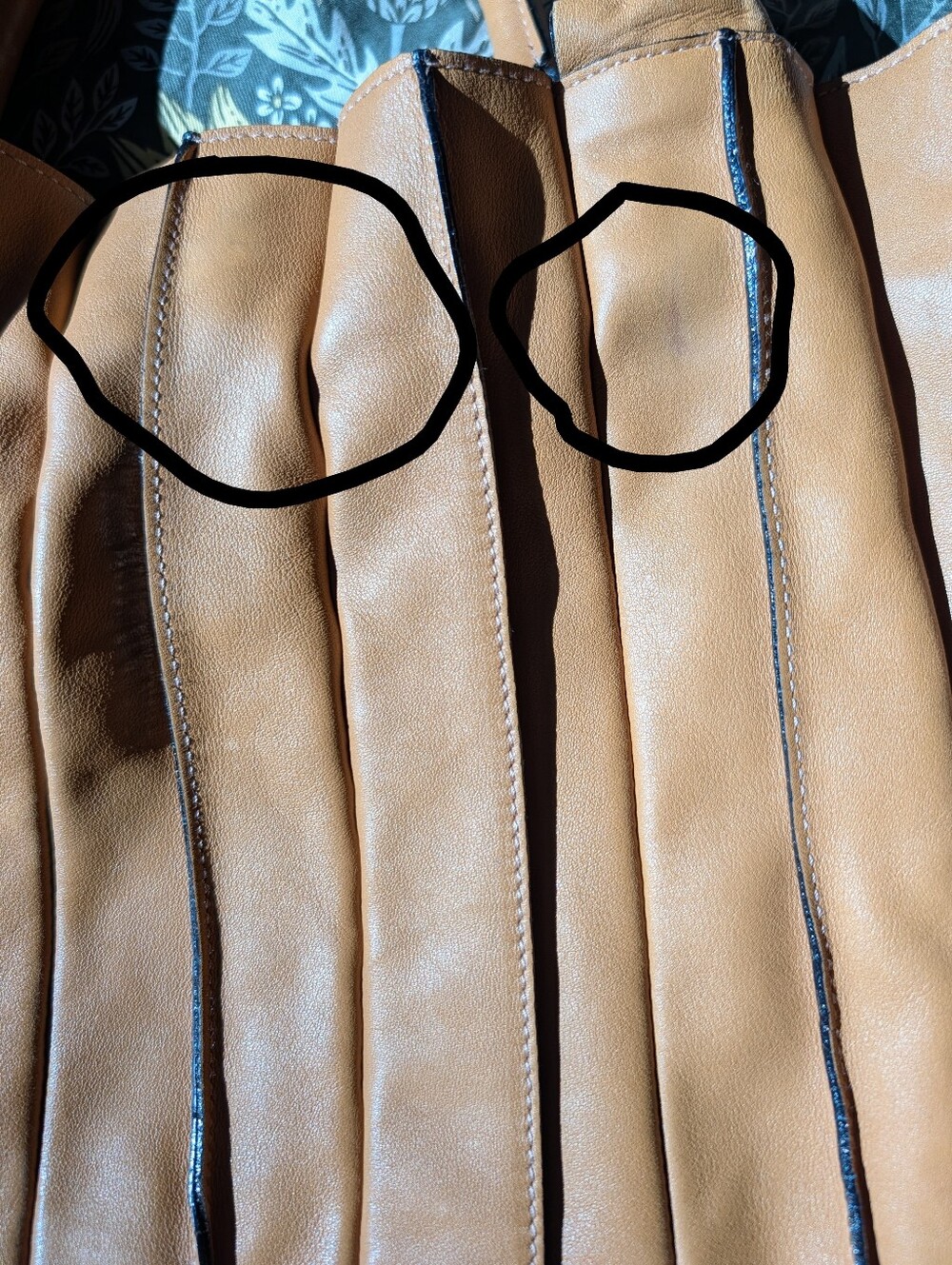 LUPO Barcelona Pleated Leather Handbag - Picture 6 of 9